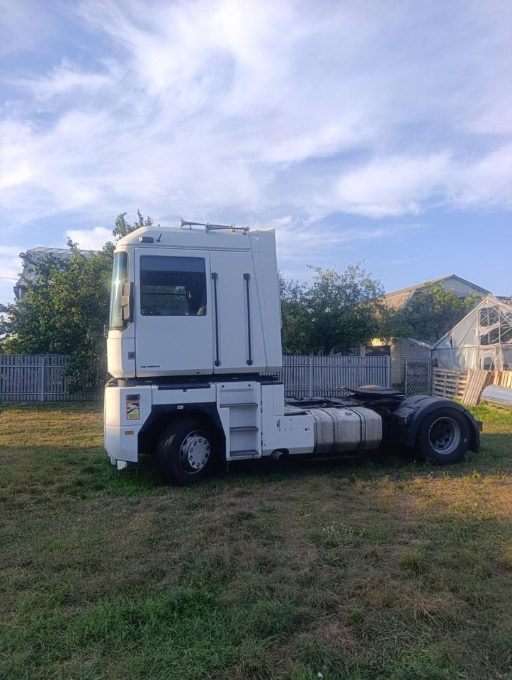 RENAULT Magnum 480 - Nyergesvontató: 3 kép. RENAULT Magnum 480 - Nyergesvontató: 3 kép.