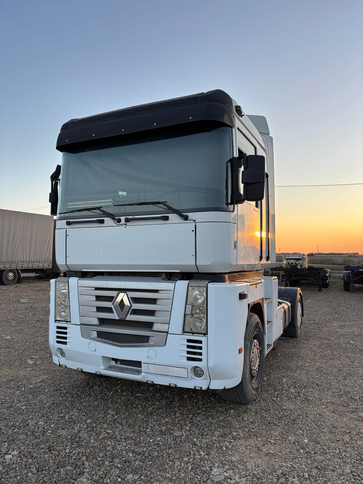 RENAULT Magnum 480 - Nyergesvontató: 3 kép. RENAULT Magnum 480 - Nyergesvontató: 3 kép.