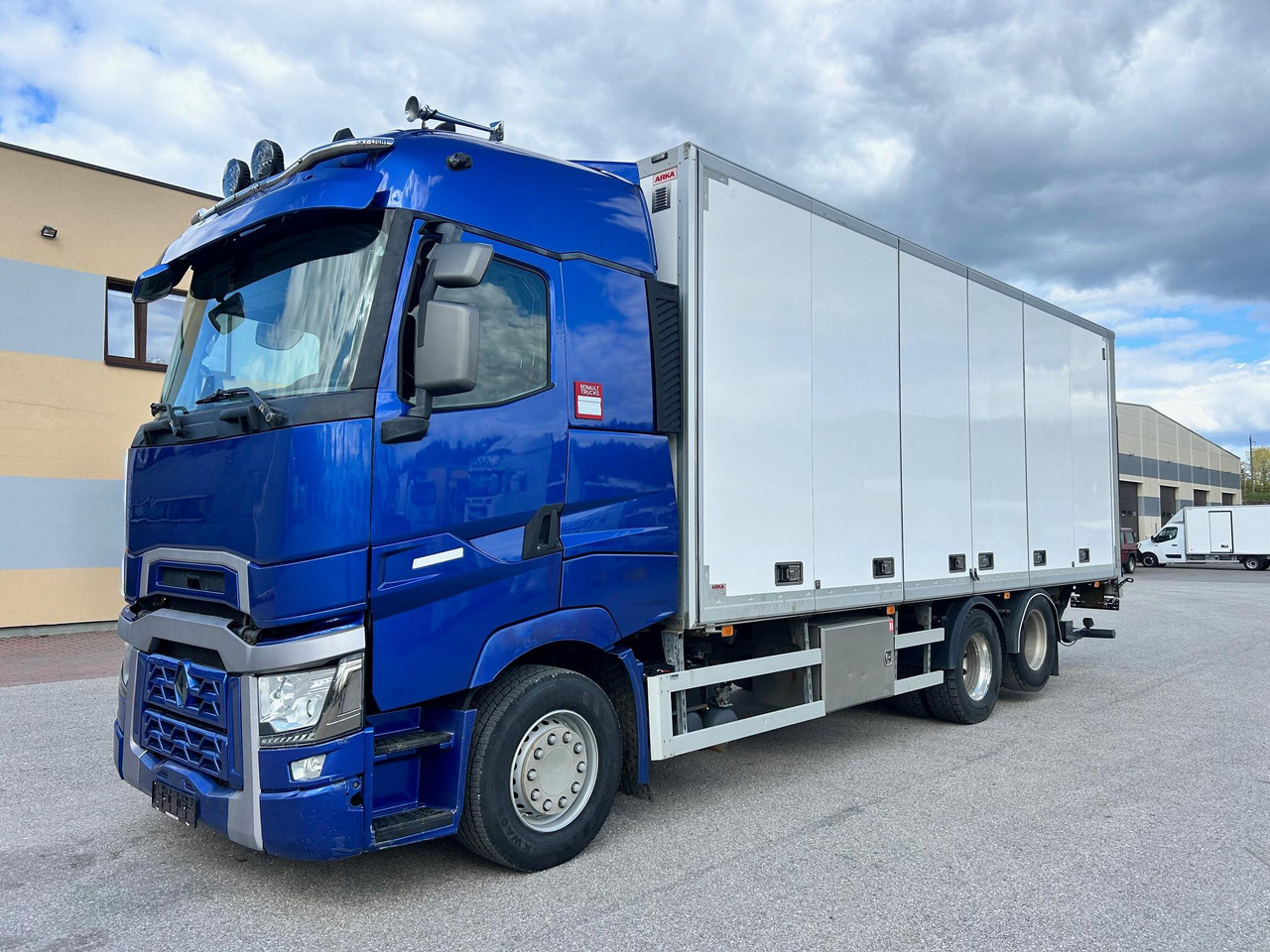RENAULT T520 - Dobozos felépítményű teherautó: 2 kép. RENAULT T520 - Dobozos felépítményű teherautó: 2 kép.