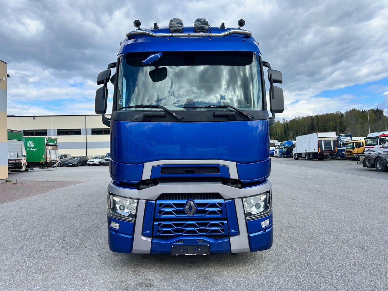 RENAULT T520 - Dobozos felépítményű teherautó: 3 kép. RENAULT T520 - Dobozos felépítményű teherautó: 3 kép.