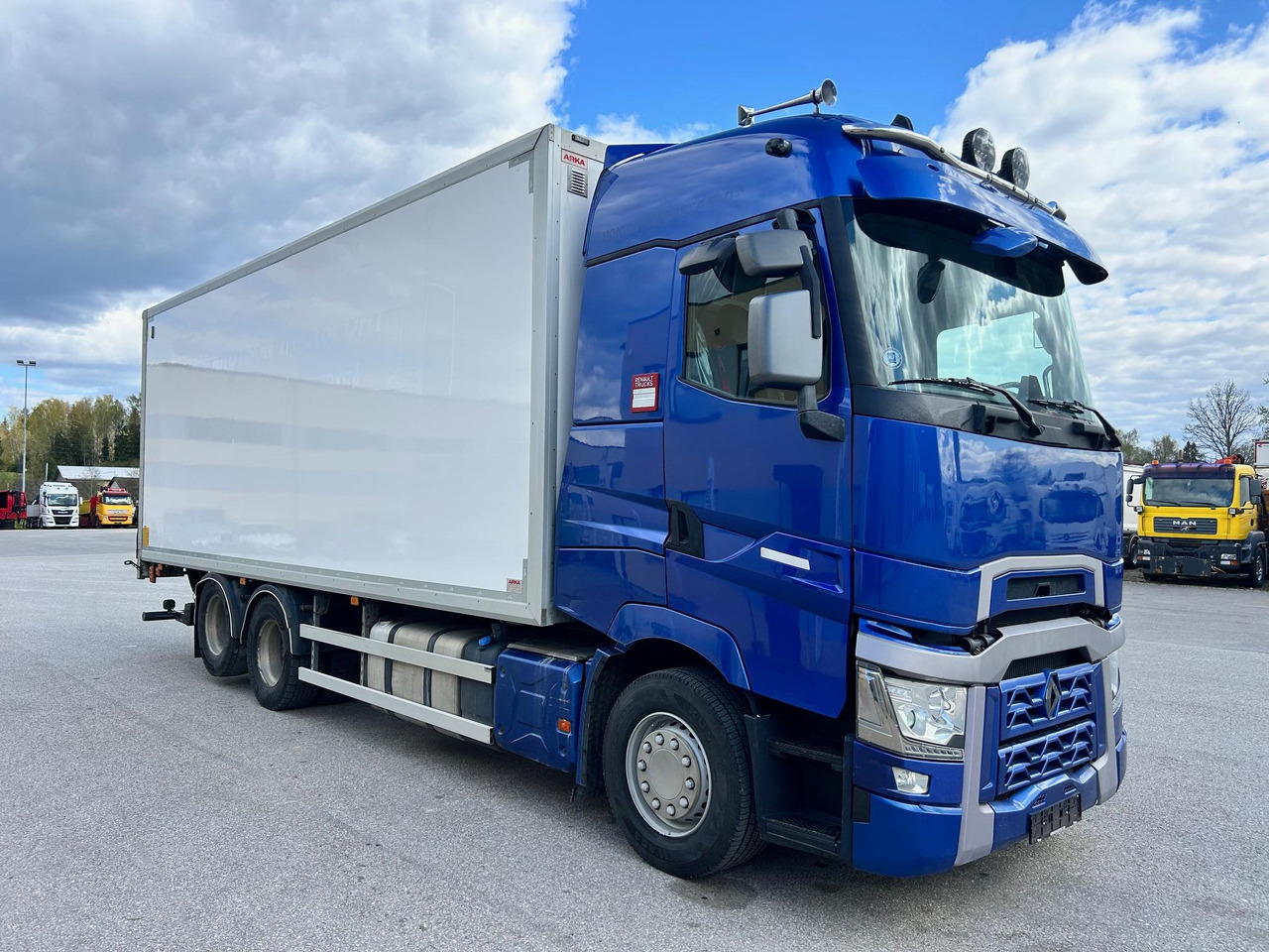 RENAULT T520 - Dobozos felépítményű teherautó: 1 kép. RENAULT T520 - Dobozos felépítményű teherautó: 1 kép.