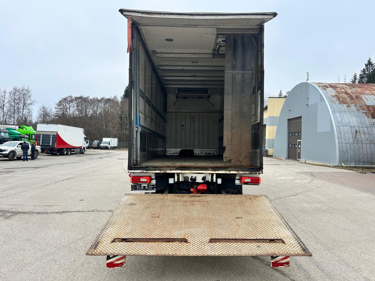 SCANIA G490 - Hűtős teherautó: 5 kép. SCANIA G490 - Hűtős teherautó: 5 kép.
