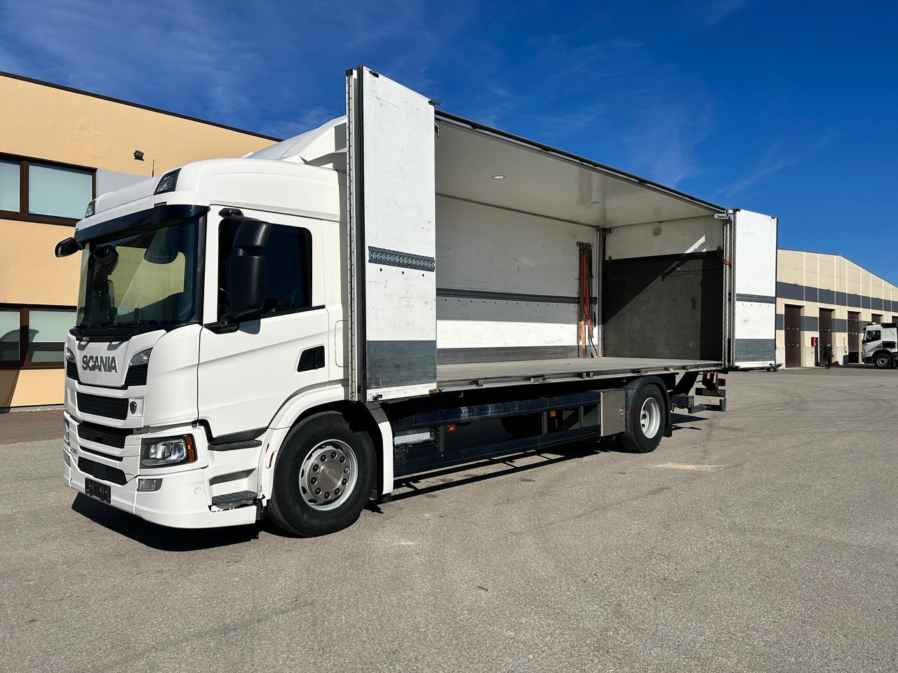 SCANIA P320 - Dobozos felépítményű teherautó: 2 kép. SCANIA P320 - Dobozos felépítményű teherautó: 2 kép.
