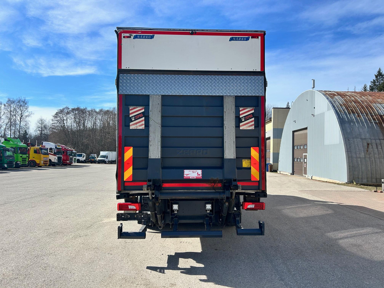 SCANIA P320 - Dobozos felépítményű teherautó: 4 kép. SCANIA P320 - Dobozos felépítményű teherautó: 4 kép.
