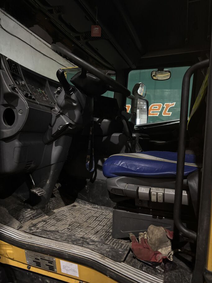 SCANIA R124.420 - Platós teherautó: 3 kép. SCANIA R124.420 - Platós teherautó: 3 kép.