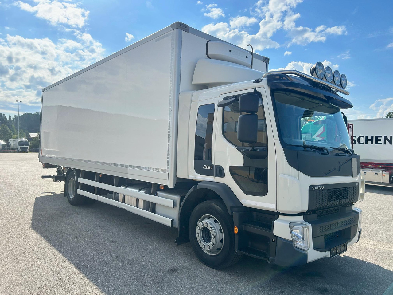 VOLVO FE280 - Dobozos felépítményű teherautó: 1 kép. VOLVO FE280 - Dobozos felépítményű teherautó: 1 kép.