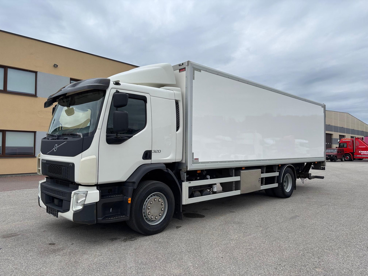 VOLVO FE320 - Dobozos felépítményű teherautó: 3 kép. VOLVO FE320 - Dobozos felépítményű teherautó: 3 kép.