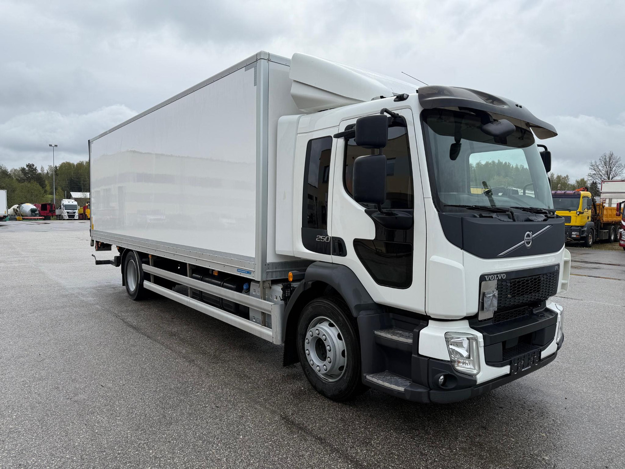 VOLVO FL250 - Dobozos felépítményű teherautó: 1 kép. VOLVO FL250 - Dobozos felépítményű teherautó: 1 kép.
