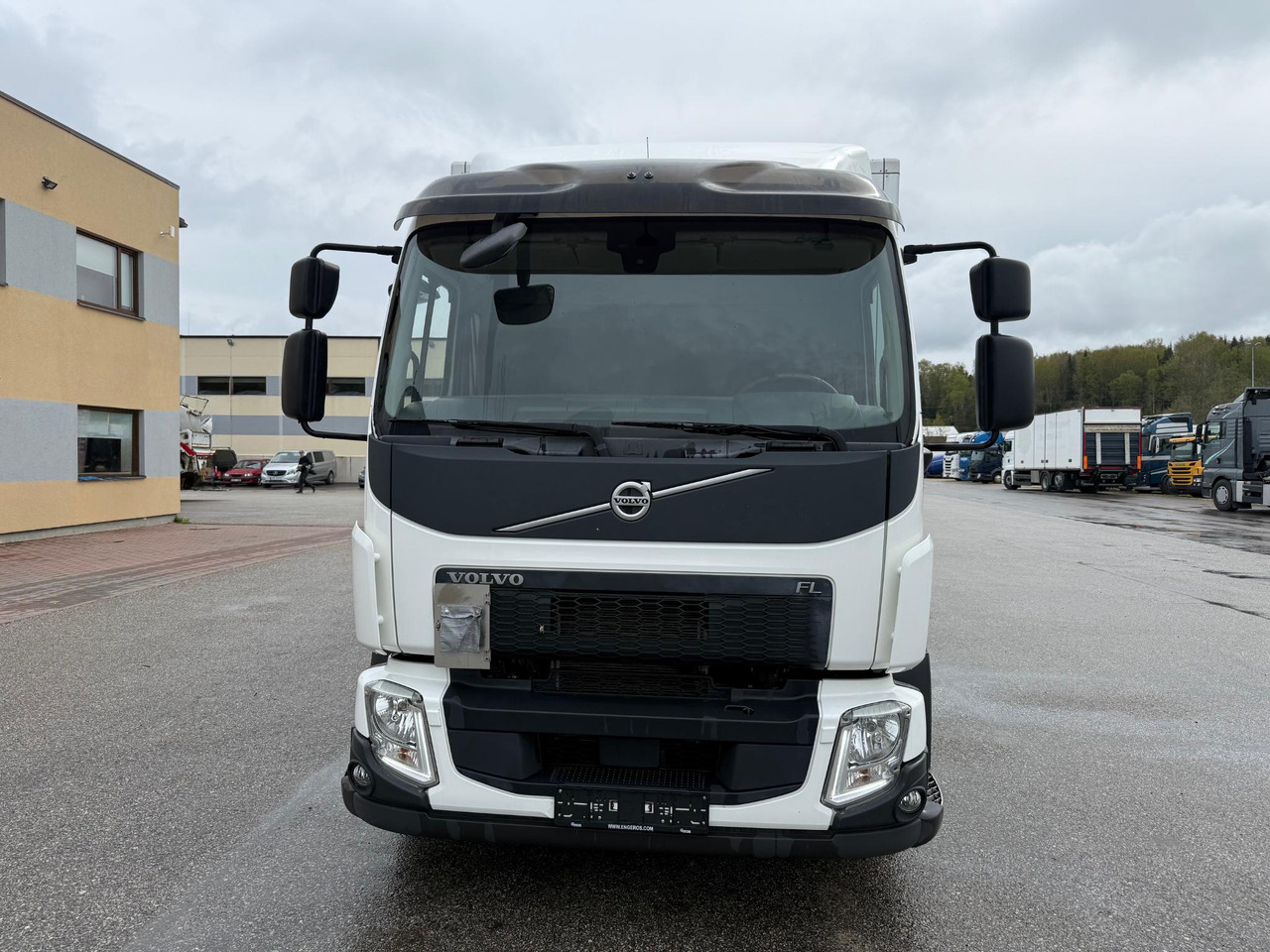 VOLVO FL250 - Dobozos felépítményű teherautó: 3 kép. VOLVO FL250 - Dobozos felépítményű teherautó: 3 kép.