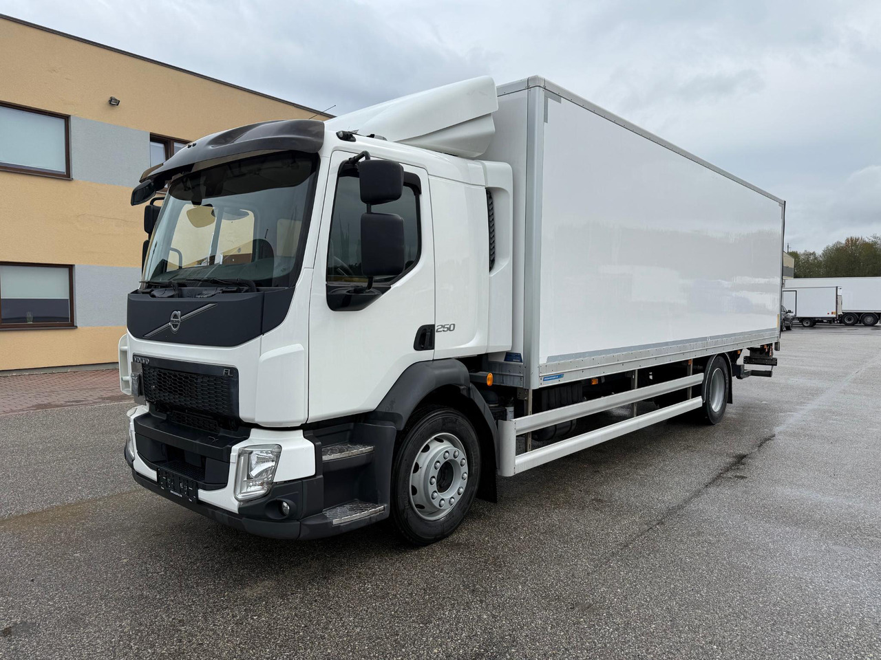 VOLVO FL250 - Dobozos felépítményű teherautó: 2 kép. VOLVO FL250 - Dobozos felépítményű teherautó: 2 kép.
