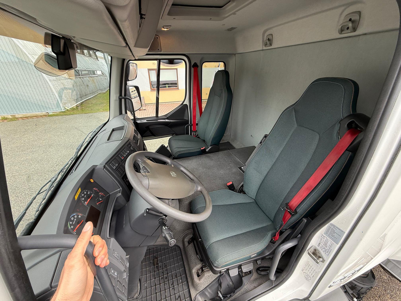 VOLVO FL250 - Dobozos felépítményű teherautó: 5 kép. VOLVO FL250 - Dobozos felépítményű teherautó: 5 kép.
