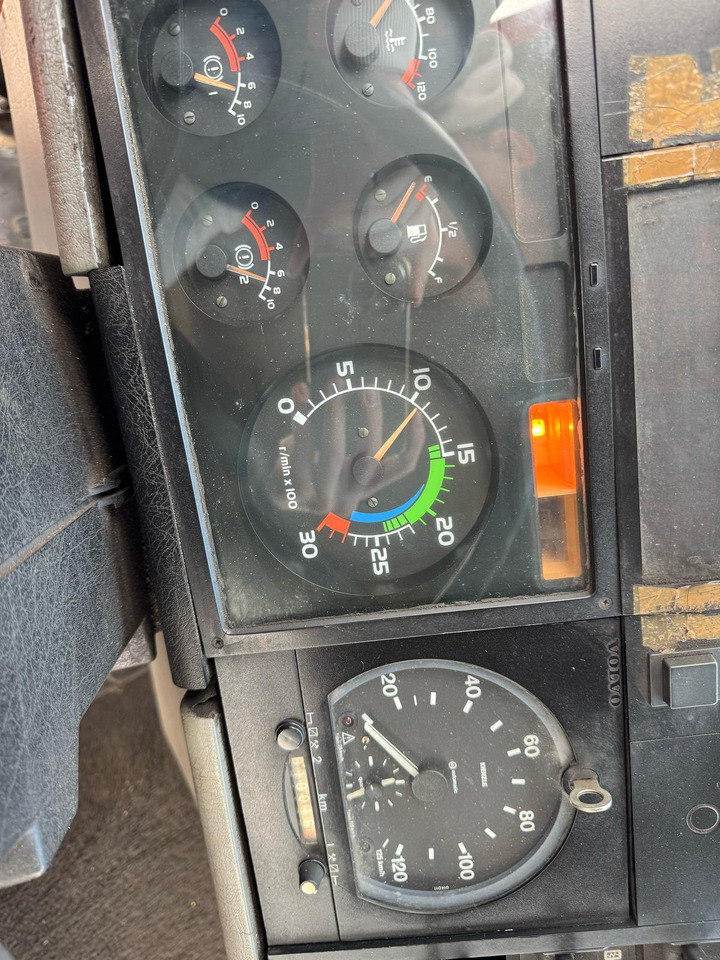 Billenőplatós teherautó, Darus autó VOLVO FL614: 13 kép.