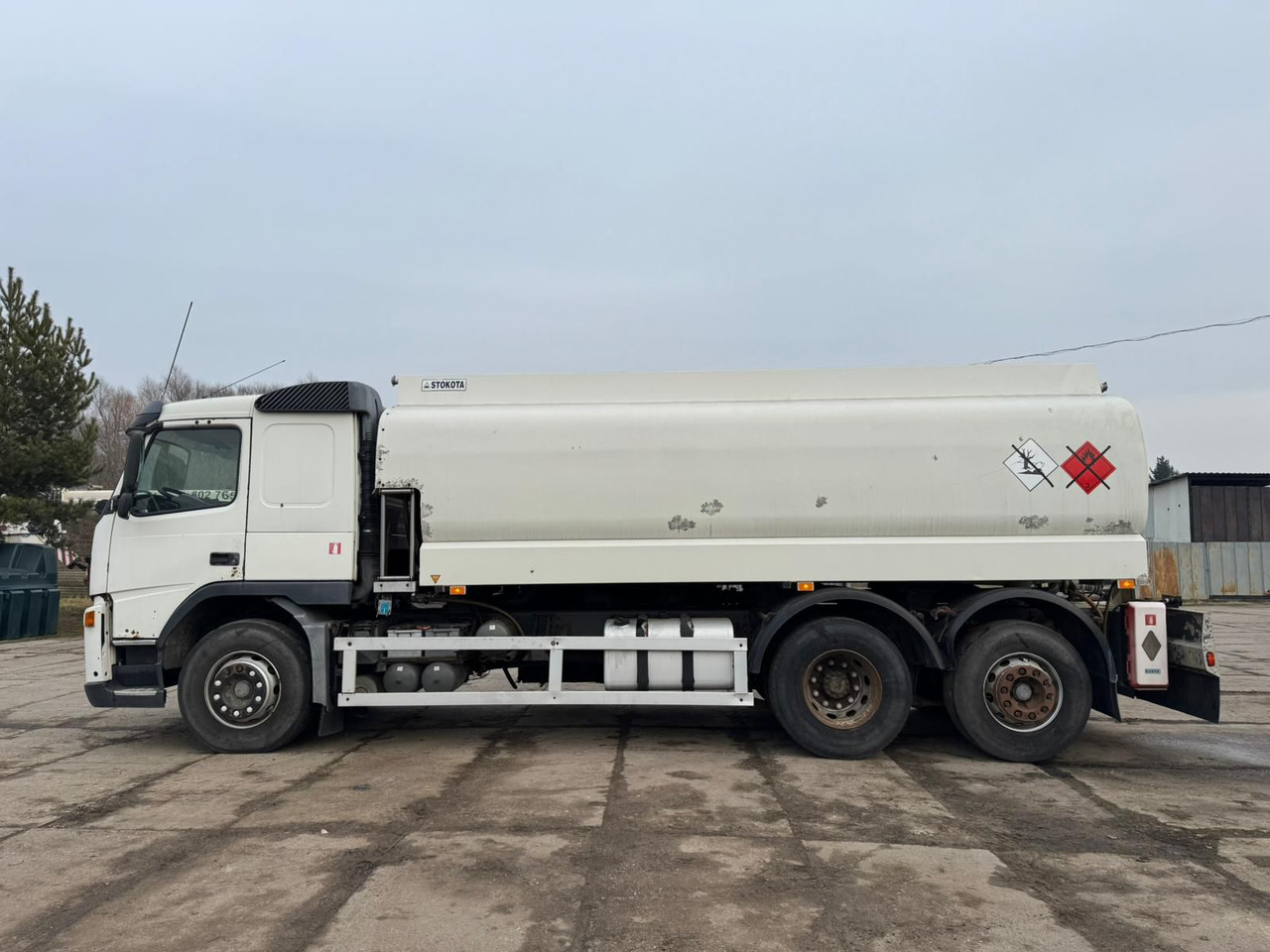 VOLVO FM12.380 - Tartályos teherautó: 4 kép. VOLVO FM12.380 - Tartályos teherautó: 4 kép.