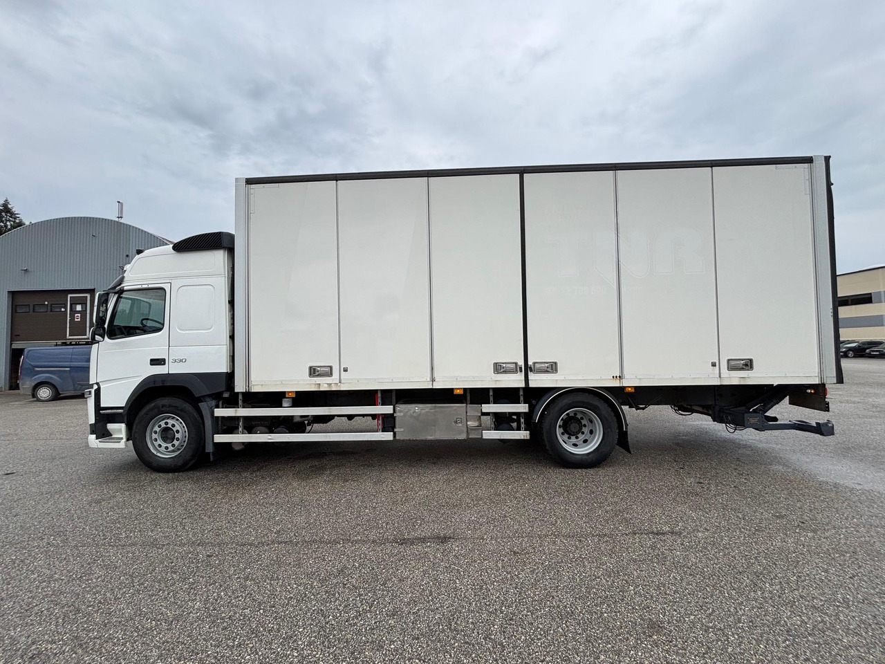 VOLVO FM330 - Dobozos felépítményű teherautó: 5 kép. VOLVO FM330 - Dobozos felépítményű teherautó: 5 kép.
