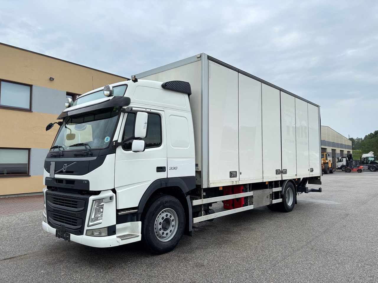 VOLVO FM330 - Dobozos felépítményű teherautó: 3 kép. VOLVO FM330 - Dobozos felépítményű teherautó: 3 kép.