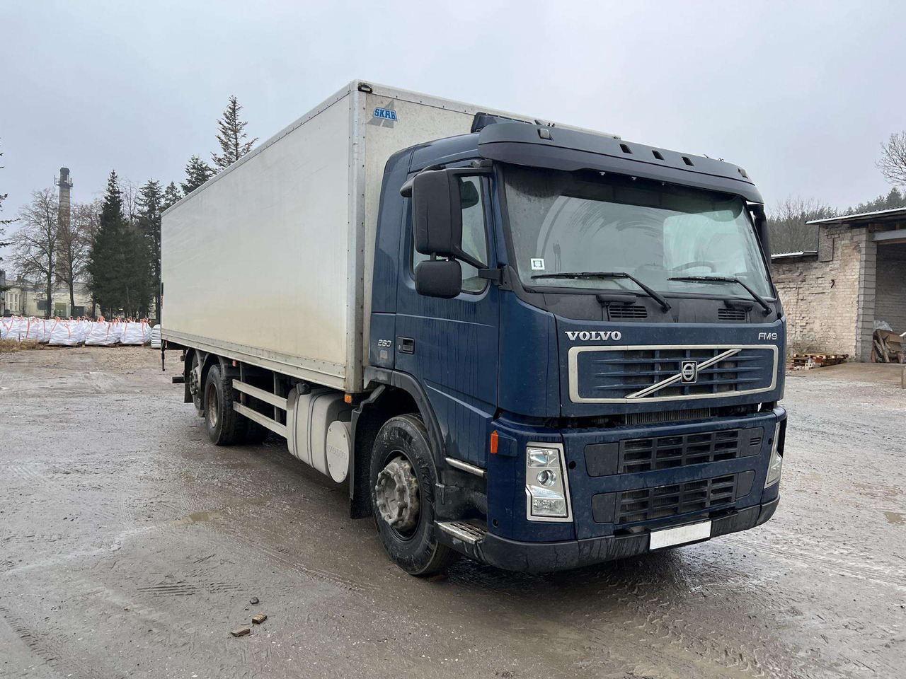 VOLVO FM9.260 - Dobozos felépítményű teherautó: 1 kép. VOLVO FM9.260 - Dobozos felépítményű teherautó: 1 kép.