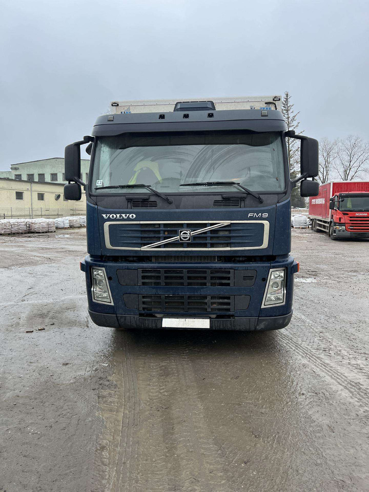 VOLVO FM9.260 - Dobozos felépítményű teherautó: 3 kép. VOLVO FM9.260 - Dobozos felépítményű teherautó: 3 kép.