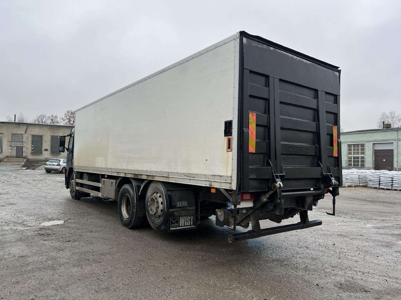VOLVO FM9.260 - Dobozos felépítményű teherautó: 5 kép. VOLVO FM9.260 - Dobozos felépítményű teherautó: 5 kép.