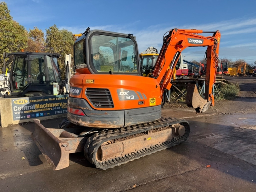 Doosan DX 63-3 - Minikotró: 3 kép. Doosan DX 63-3 - Minikotró: 3 kép.