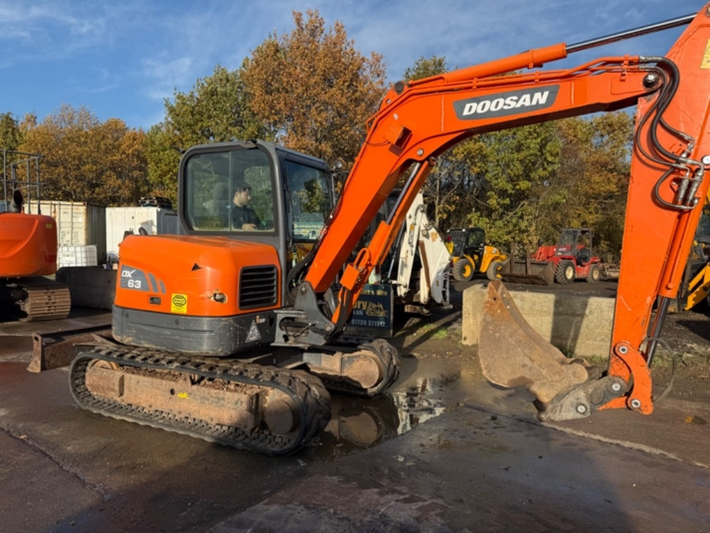 Doosan DX 63-3 - Minikotró: 2 kép. Doosan DX 63-3 - Minikotró: 2 kép.