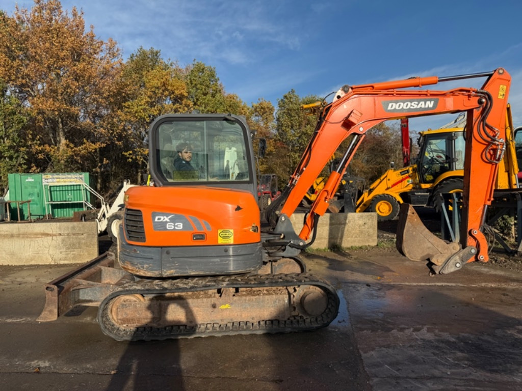 Doosan DX 63-3 - Minikotró: 1 kép. Doosan DX 63-3 - Minikotró: 1 kép.