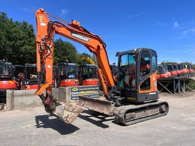 Minikotró Doosan DX 63-3: 7 kép. Minikotró Doosan DX 63-3: 7 kép.