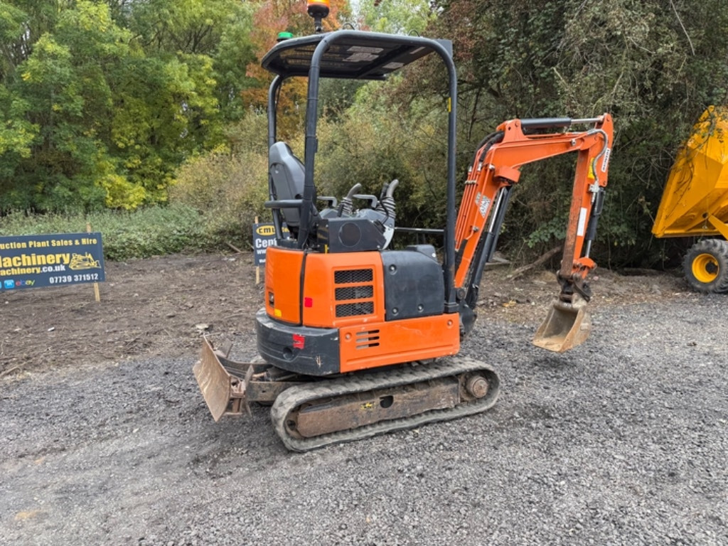 Hitachi ZX 19 U-6 - Minikotró: 3 kép. Hitachi ZX 19 U-6 - Minikotró: 3 kép.