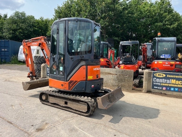 Hitachi ZX 22 U-2 CLR - Minikotró: 4 kép. Hitachi ZX 22 U-2 CLR - Minikotró: 4 kép.