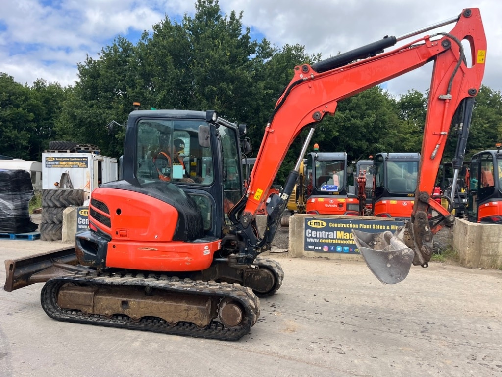 Kubota KX 057-4 - Minikotró: 2 kép. Kubota KX 057-4 - Minikotró: 2 kép.