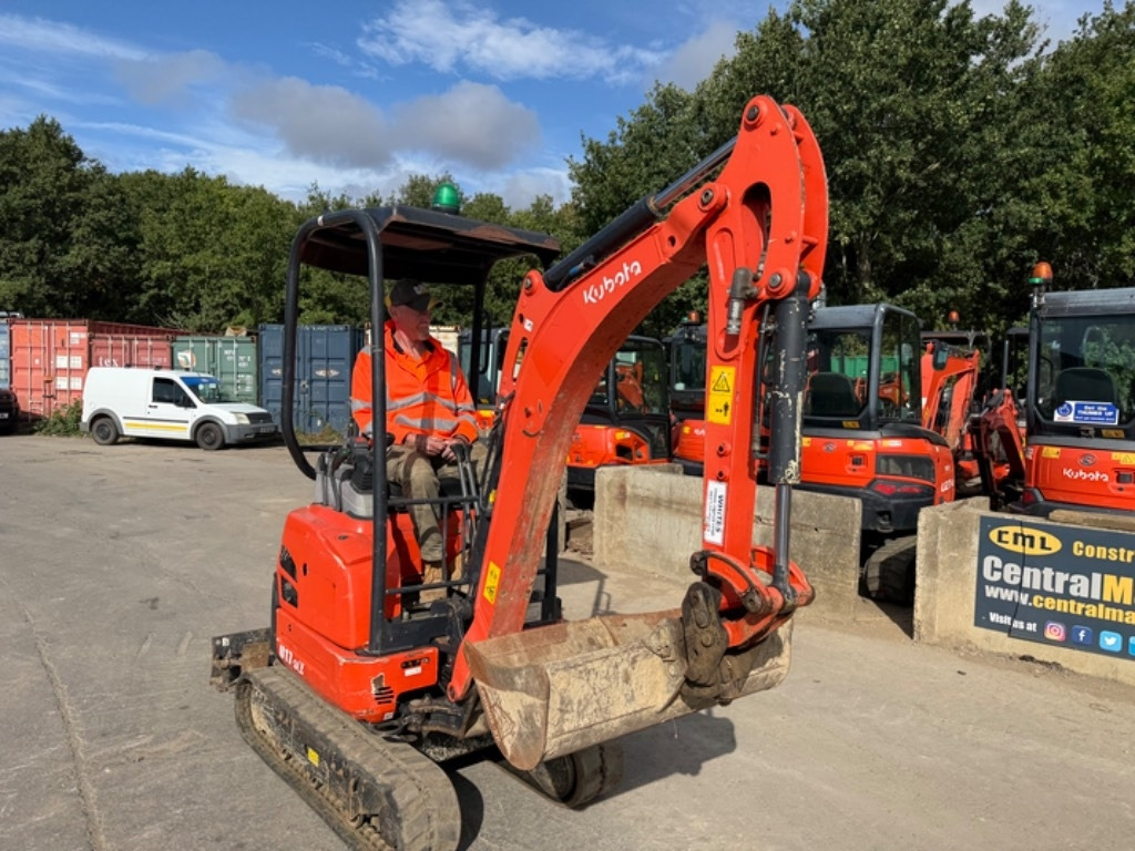 Kubota U 17-3 - Minikotró: 4 kép. Kubota U 17-3 - Minikotró: 4 kép.