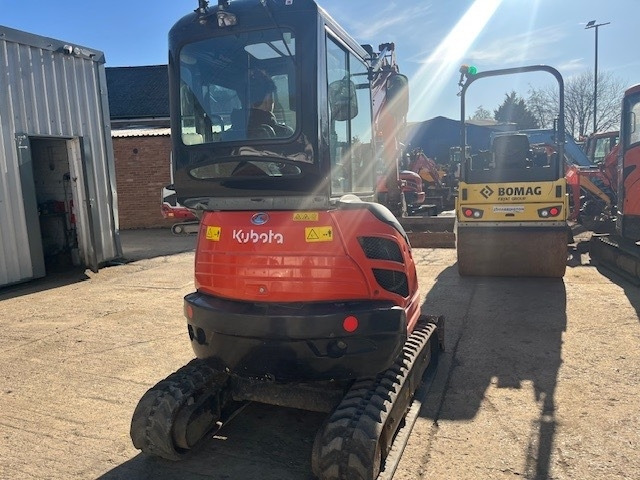 Kubota U 20-3 - Minikotró: 3 kép. Kubota U 20-3 - Minikotró: 3 kép.