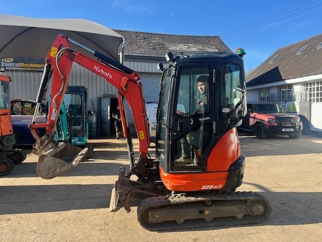 Kubota U 20-3 - Minikotró: 5 kép. Kubota U 20-3 - Minikotró: 5 kép.