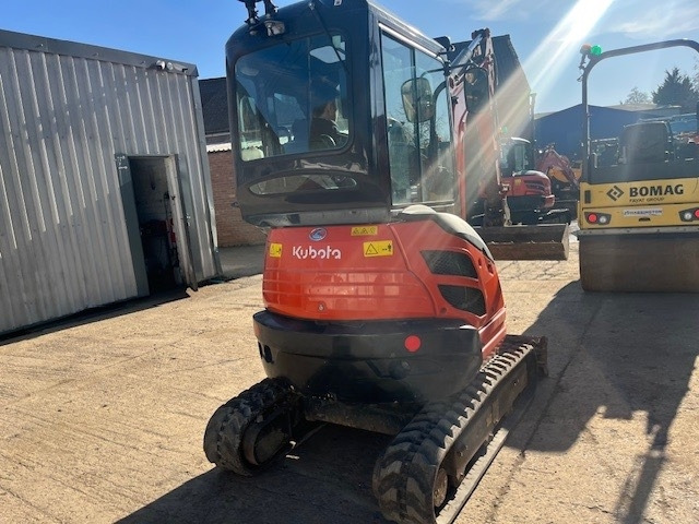 Kubota U 20-3 - Minikotró: 4 kép. Kubota U 20-3 - Minikotró: 4 kép.