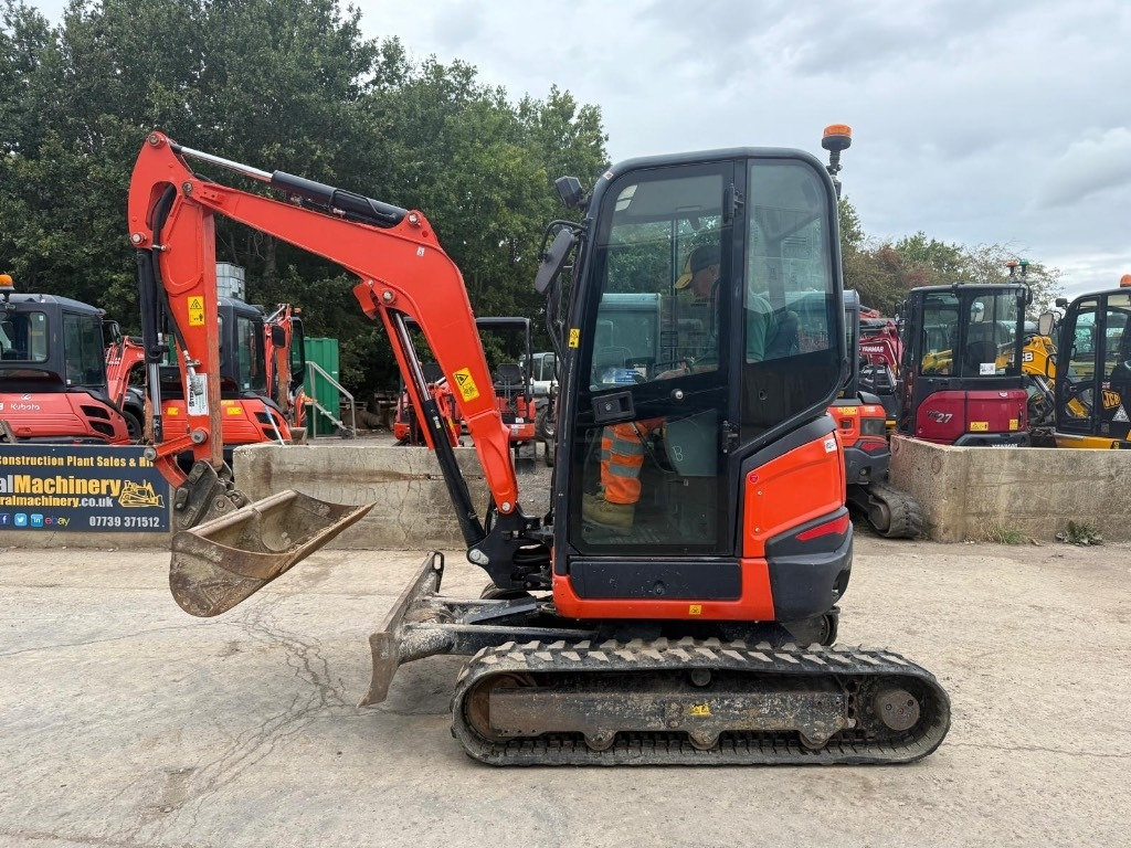 Kubota U 27-4 - Minikotró: 4 kép. Kubota U 27-4 - Minikotró: 4 kép.