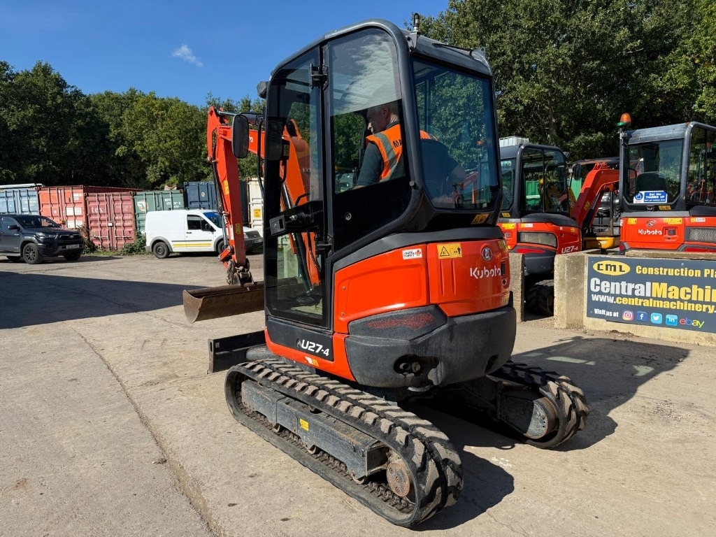 Kubota U 27-4 - Minikotró: 4 kép. Kubota U 27-4 - Minikotró: 4 kép.