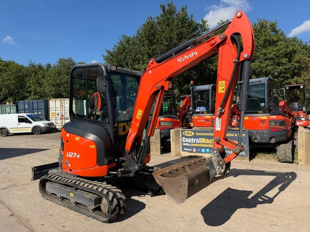 Kubota U 27-4 - Minikotró: 2 kép. Kubota U 27-4 - Minikotró: 2 kép.