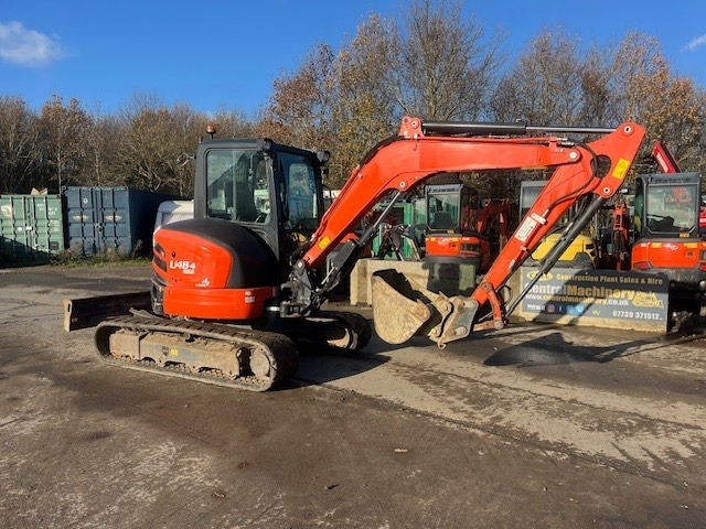 Kubota U 48-4 - Minikotró: 2 kép. Kubota U 48-4 - Minikotró: 2 kép.