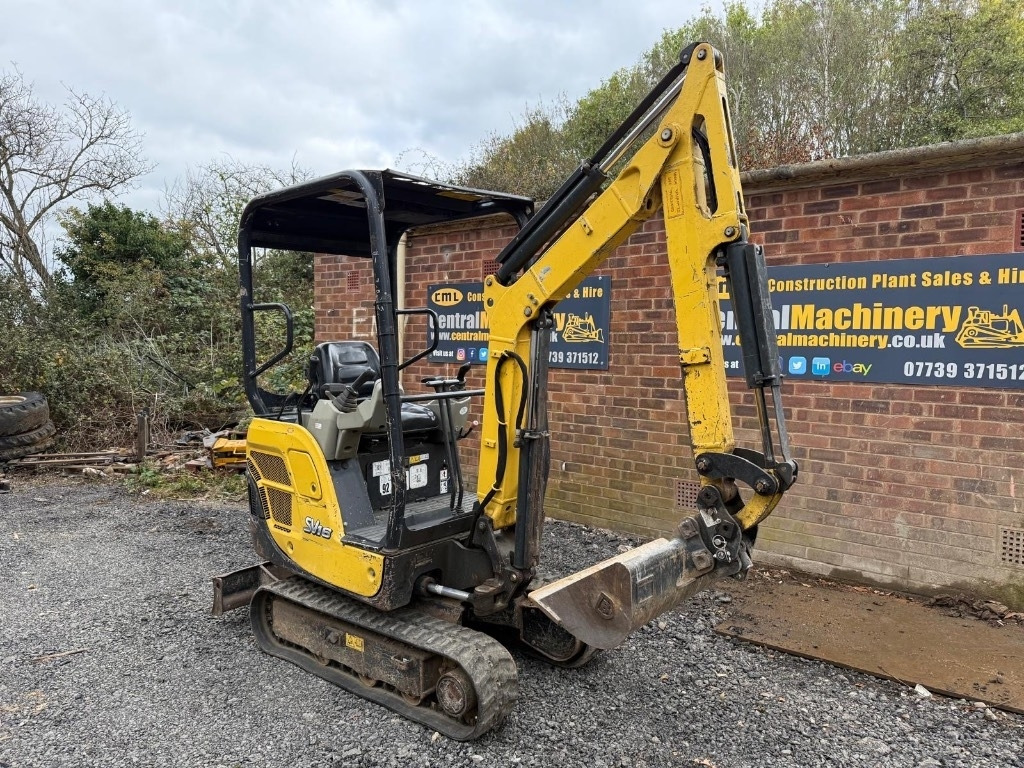 Yanmar SV16 - Minikotró: 2 kép. Yanmar SV16 - Minikotró: 2 kép.