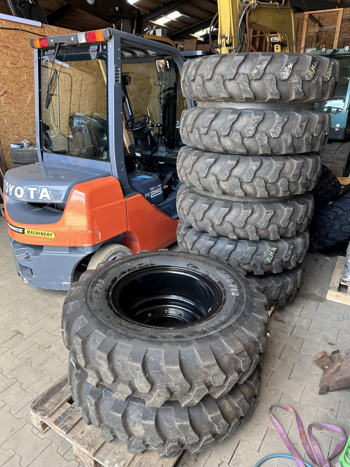 Apollo 10.00 - 20 Apollo Kompletträder - Complet tires - Gumiabroncs - Gumikerekes kotró: 1 kép. Apollo 10.00 - 20 Apollo Kompletträder - Complet tires - Gumiabroncs - Gumikerekes kotró: 1 kép.