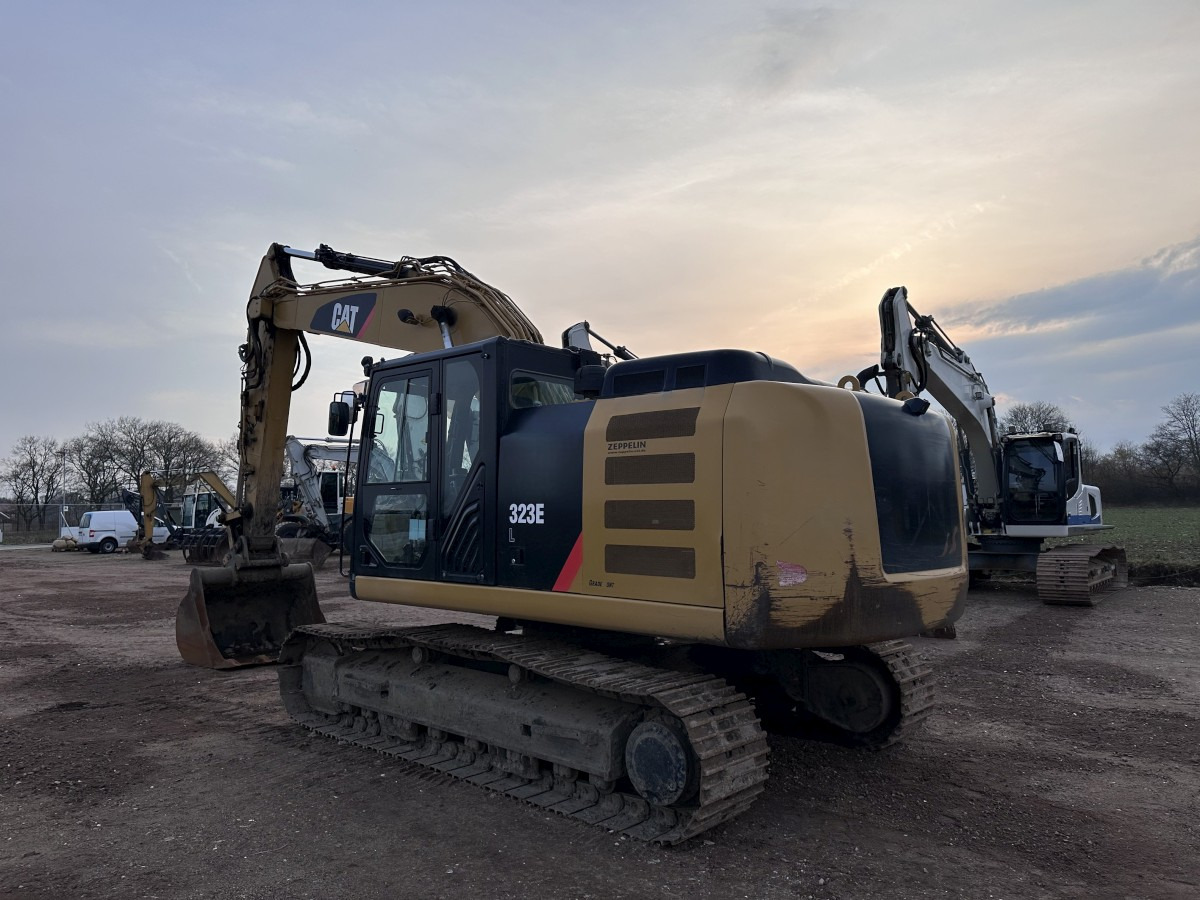 CATERPILLAR 323 EL Deutsche Maschine! Top !!! - Lánctalpas kotró: 3 kép. CATERPILLAR 323 EL Deutsche Maschine! Top !!! - Lánctalpas kotró: 3 kép.