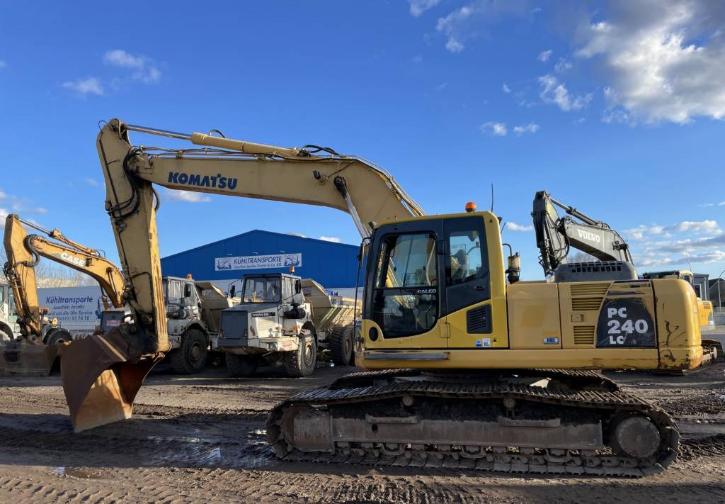 Komatsu PC 240LC-8 Hammerlines Klima 2 buckets - Lánctalpas kotró: 1 kép. Komatsu PC 240LC-8 Hammerlines Klima 2 buckets - Lánctalpas kotró: 1 kép.