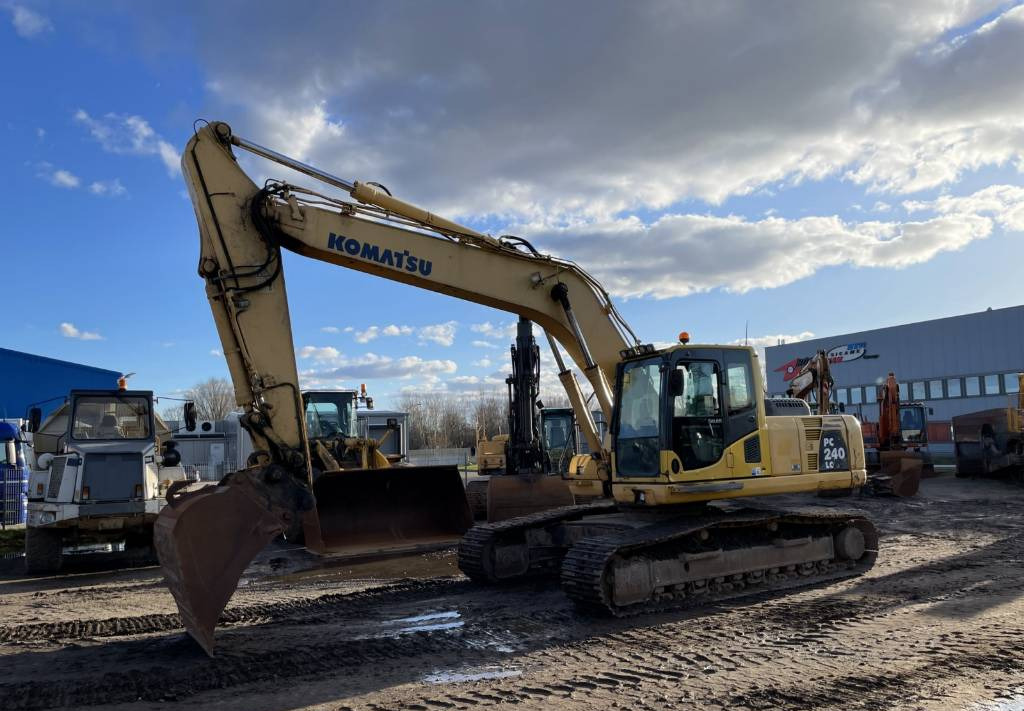Komatsu PC 240LC-8 Hammerlines Klima 2 buckets - Lánctalpas kotró: 3 kép. Komatsu PC 240LC-8 Hammerlines Klima 2 buckets - Lánctalpas kotró: 3 kép.