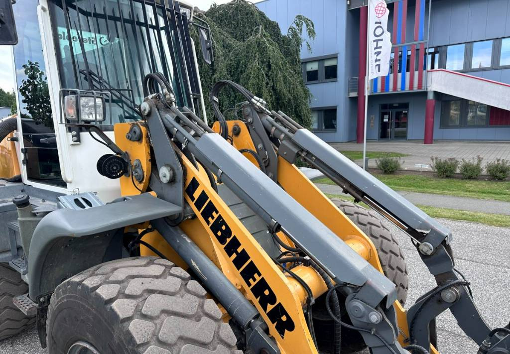 Gumikerekes homlokrakodó Liebherr L 514 Stereo +30 Kmh Klima 3er Kreis Greifschaufel: 27 kép.