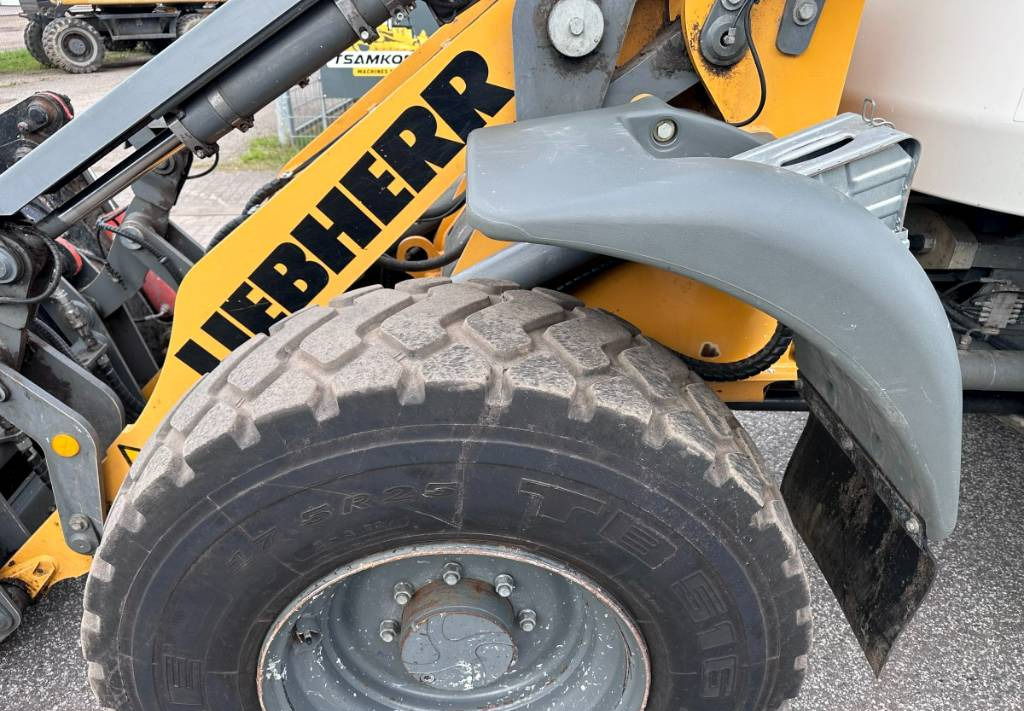 Gumikerekes homlokrakodó Liebherr L 514 Stereo +30 Kmh Klima 3er Kreis Greifschaufel: 30 kép.