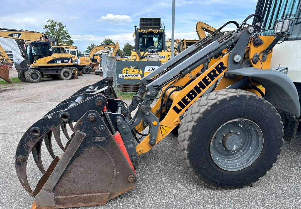 Gumikerekes homlokrakodó Liebherr L 514 Stereo +30 Kmh Klima 3er Kreis Greifschaufel: 18 kép.