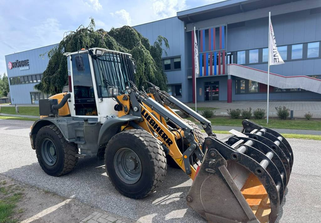 Liebherr L 514 Stereo +30 Kmh Klima 3er Kreis Greifschaufel - Gumikerekes homlokrakodó: 4 kép. Liebherr L 514 Stereo +30 Kmh Klima 3er Kreis Greifschaufel - Gumikerekes homlokrakodó: 4 kép.