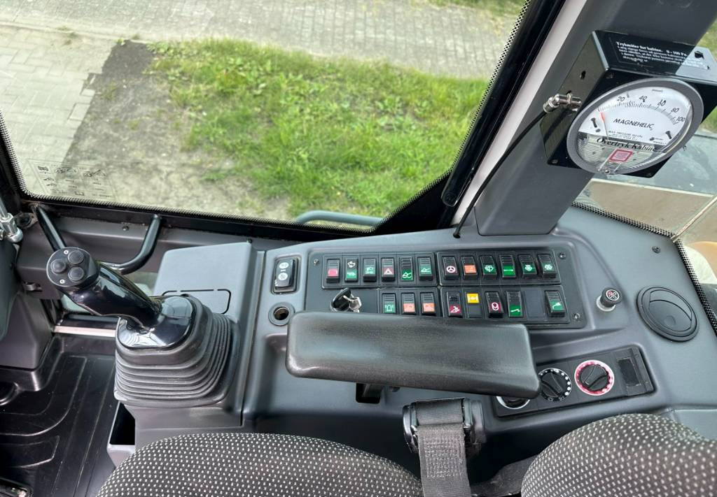 Gumikerekes homlokrakodó Liebherr L 514 Stereo +30 Kmh Klima 3er Kreis Greifschaufel: 11 kép.