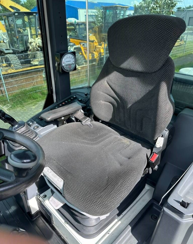 Gumikerekes homlokrakodó Liebherr L 514 Stereo +30 Kmh Klima 3er Kreis Greifschaufel: 14 kép.