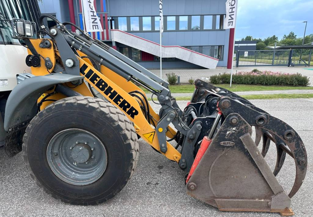 Gumikerekes homlokrakodó Liebherr L 514 Stereo +30 Kmh Klima 3er Kreis Greifschaufel: 26 kép.