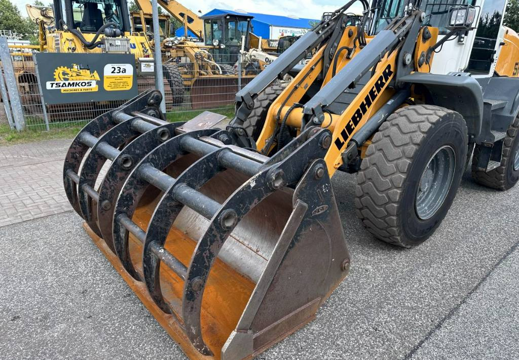Gumikerekes homlokrakodó Liebherr L 514 Stereo +30 Kmh Klima 3er Kreis Greifschaufel: 17 kép.